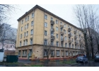 Продается трехкомнатная квартира на первом этаже пятиэтажного дома.